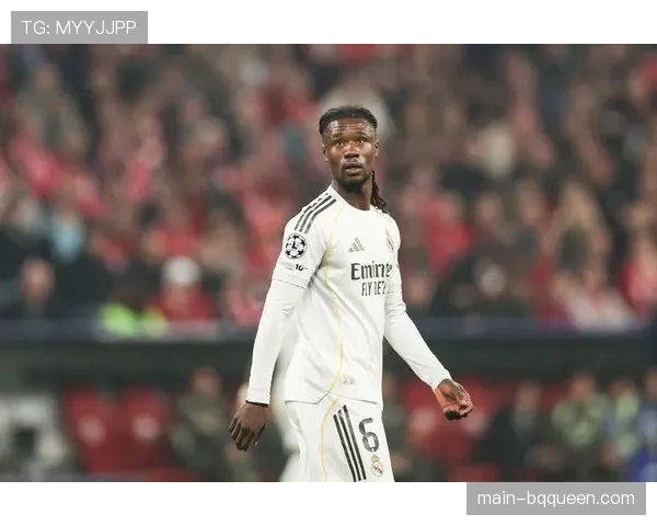 卡马文加红牌瞬间：皇马中场难以置信的表情与裁判坚定手势